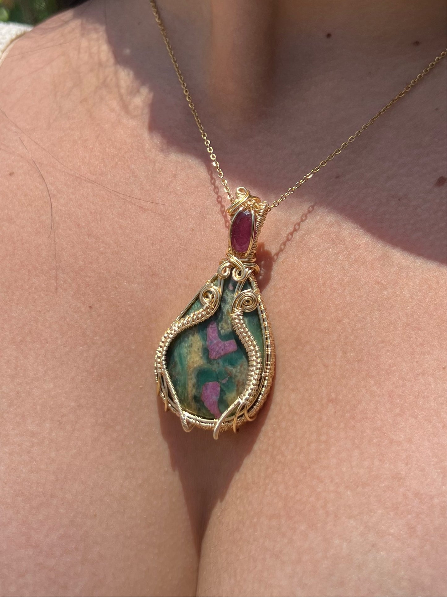 Rubi en Fucsita + Turmalina Rosa  grabado Beso de Freyja ᚠᛉ