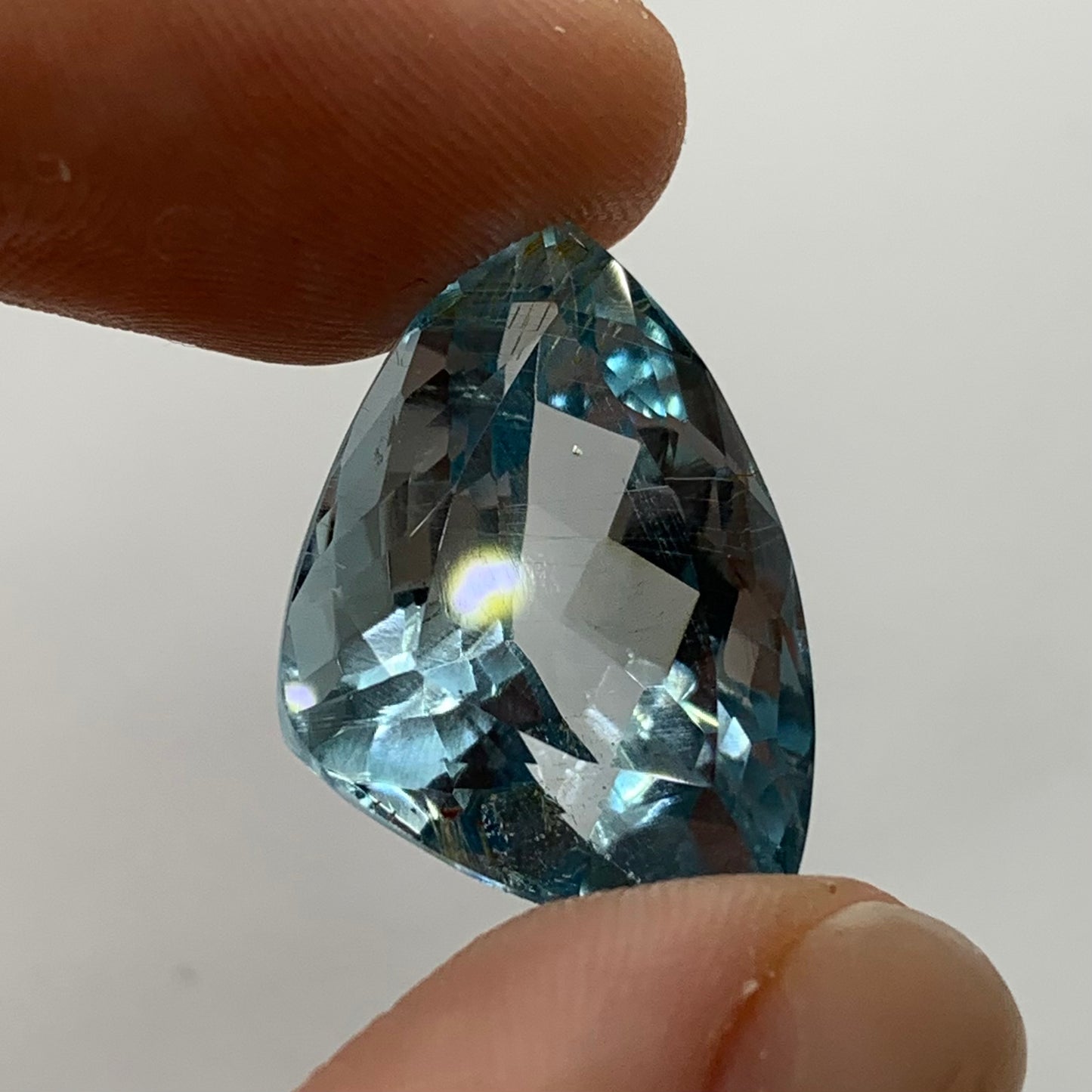 Fasetovaný modrý topaz