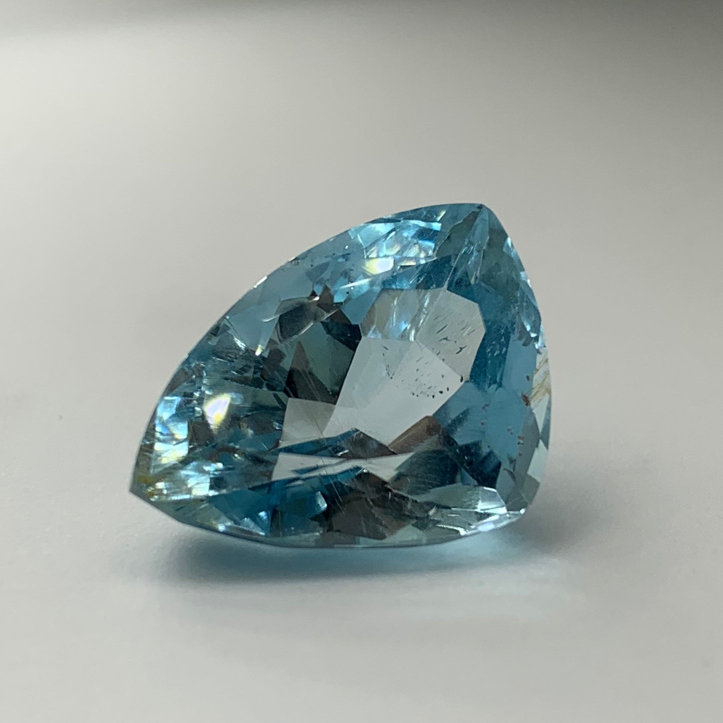 Fasetovaný modrý topaz