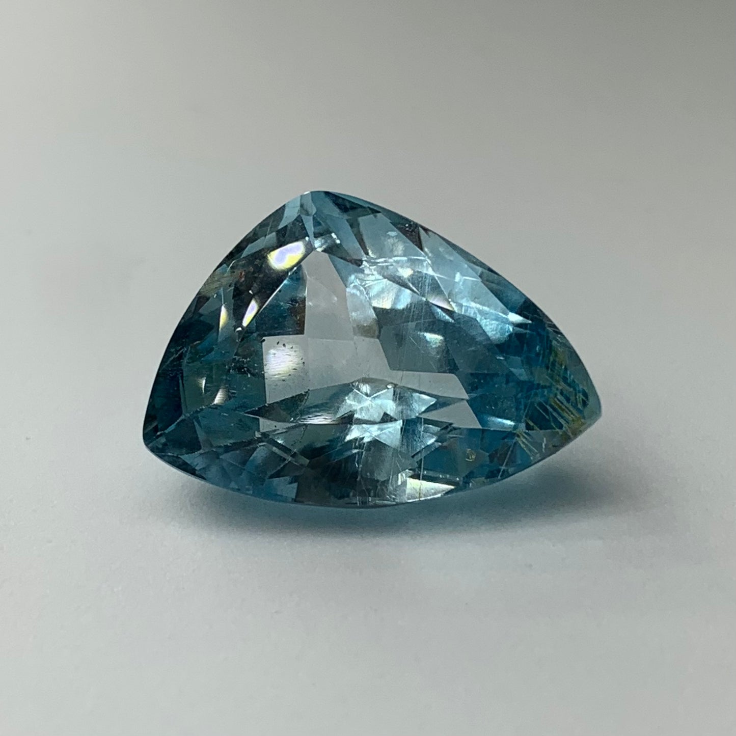 Fasetovaný modrý topaz